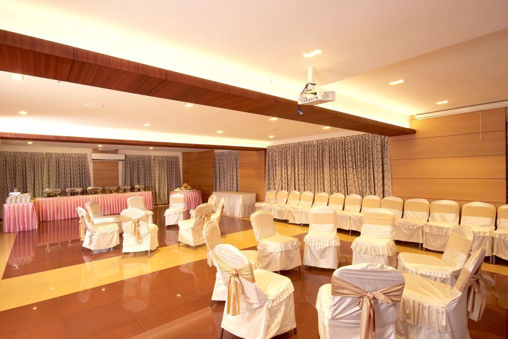 Hotel Chrysoberyl Kottayam Bagian luar foto